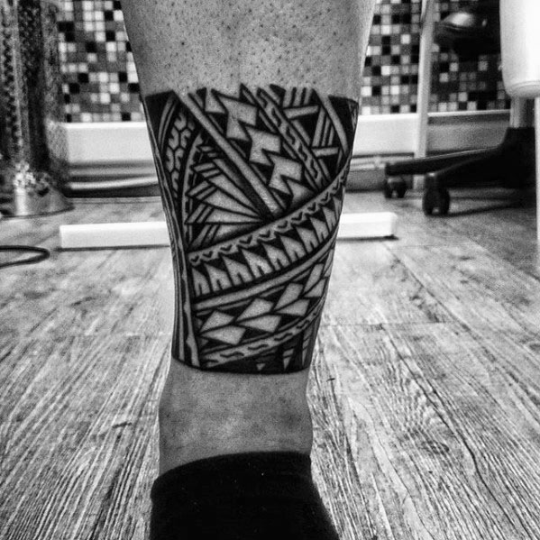 tatuaje polinesio pierna para hombre 27