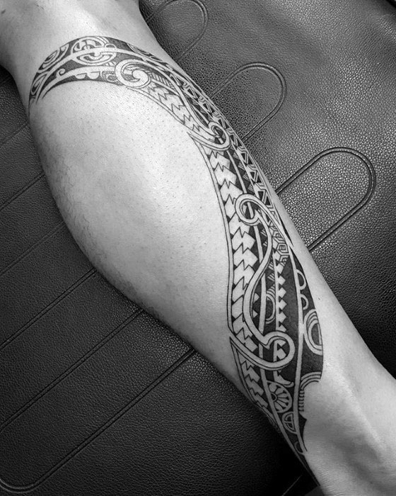 tatuaje polinesio pierna para hombre 31
