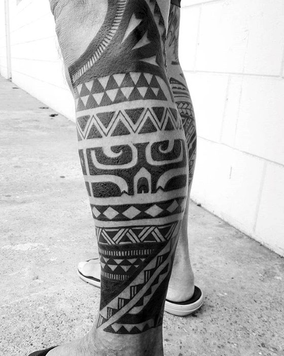 tatuaje polinesio pierna para hombre 36