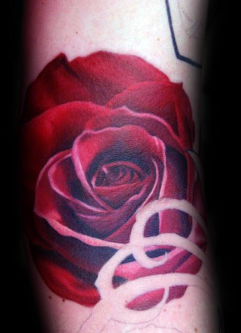 tatuaje rosa real para hombre 06
