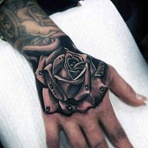 tatuaje rosa real para hombre 15