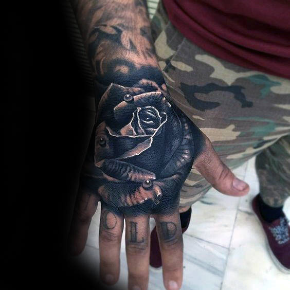 tatuaje rosa real para hombre 34