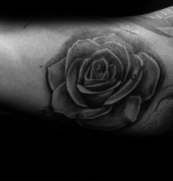 tatuaje rosa real para hombre 63