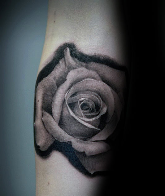 tatuaje rosa real para hombre 65