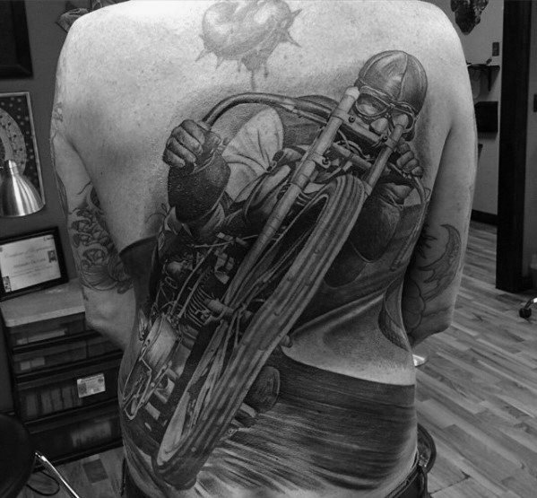 bonito tatuaje espalda para hombre 02