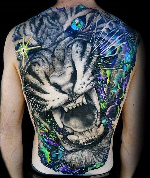 bonito tatuaje espalda para hombre 03