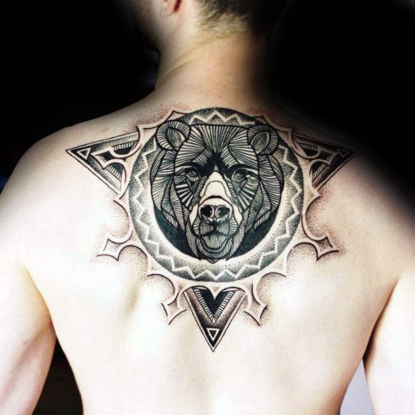 bonito tatuaje espalda para hombre 04