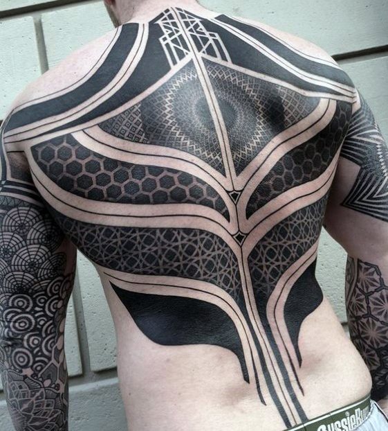 bonito tatuaje espalda para hombre 05