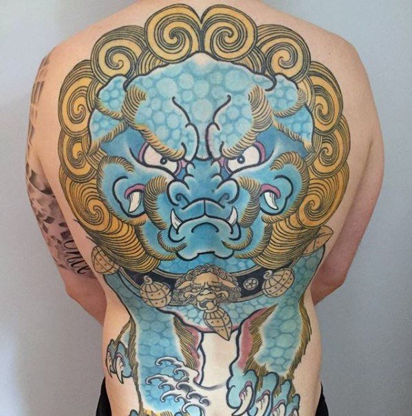 bonito tatuaje espalda para hombre 08