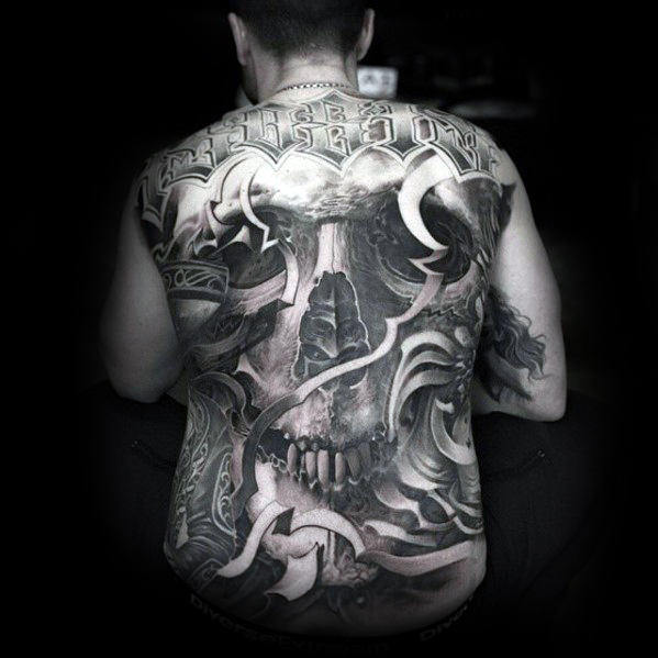 bonito tatuaje espalda para hombre 09