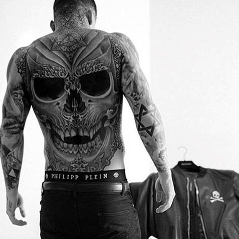 bonito tatuaje espalda para hombre 10