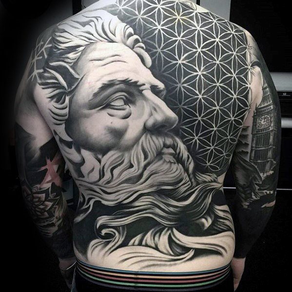 bonito tatuaje espalda para hombre 11