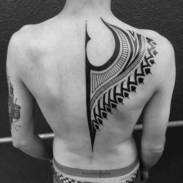 bonito tatuaje espalda para hombre 15