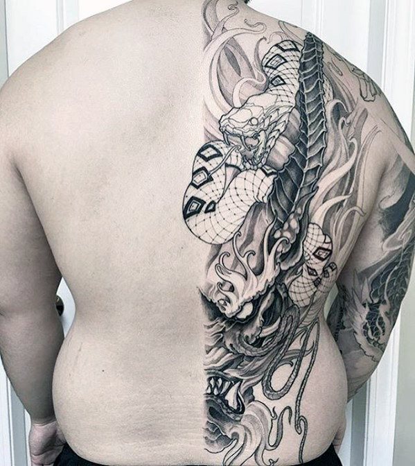 bonito tatuaje espalda para hombre 16