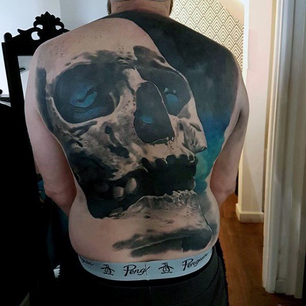 bonito tatuaje espalda para hombre 24