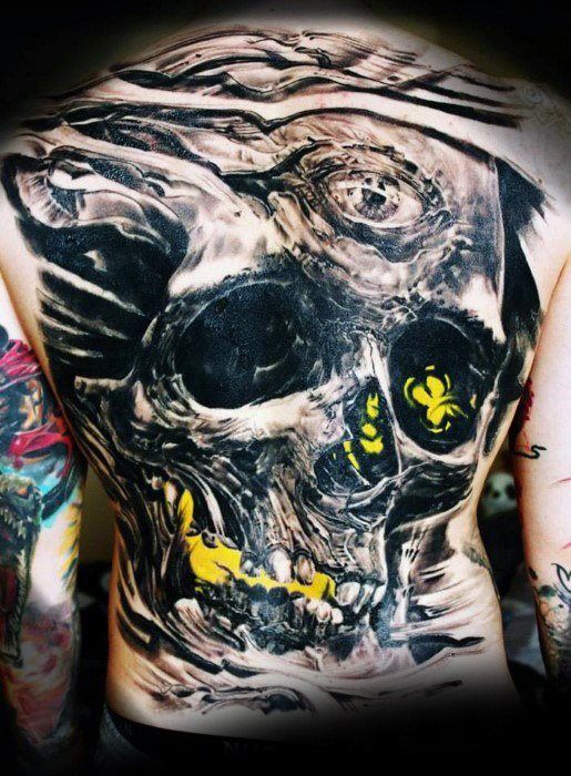 bonito tatuaje espalda para hombre 26