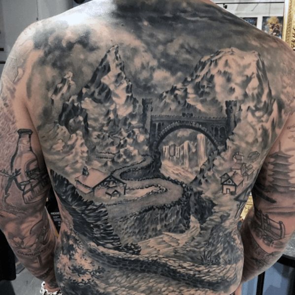 bonito tatuaje espalda para hombre 28