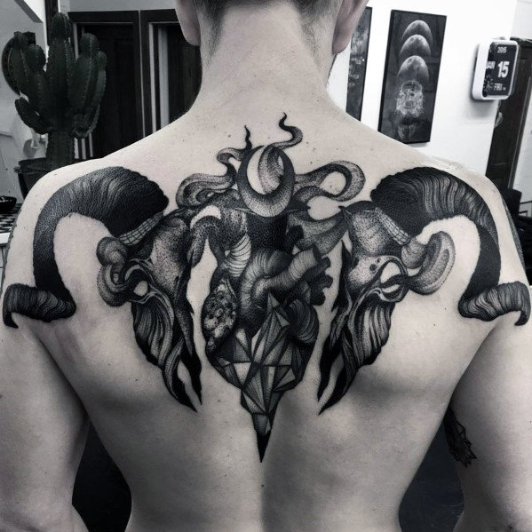 bonito tatuaje espalda para hombre 34