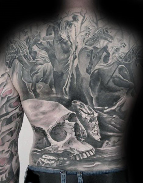 bonito tatuaje espalda para hombre 35