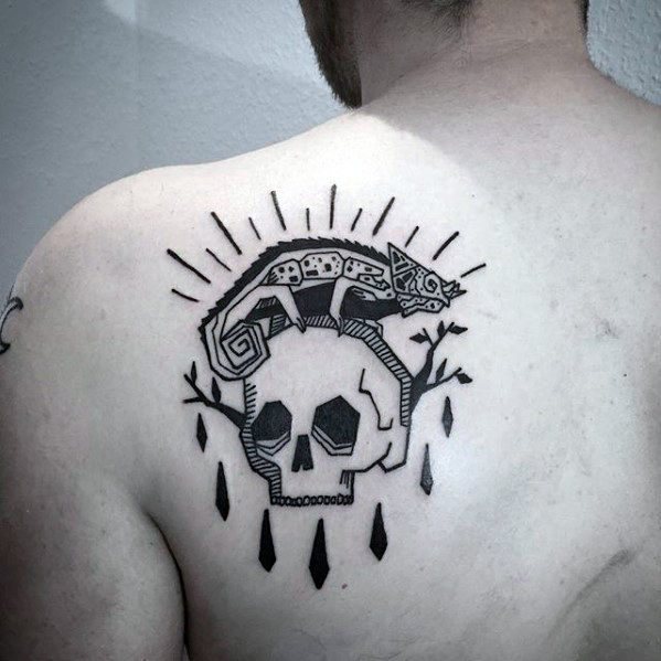 bonito tatuaje espalda para hombre 36