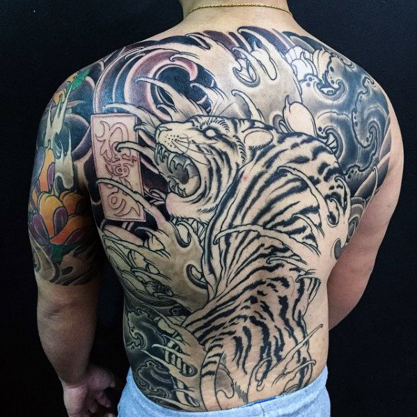 bonito tatuaje espalda para hombre 38