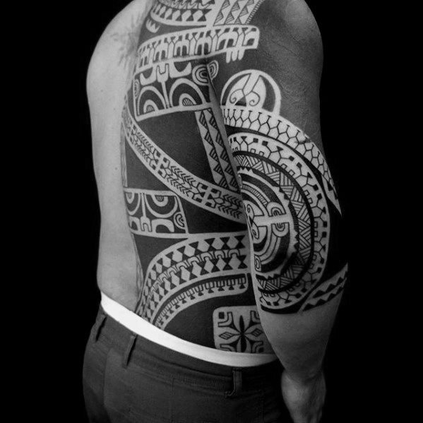 bonito tatuaje espalda para hombre 39