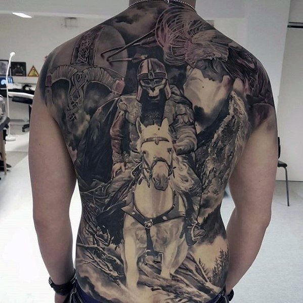 bonito tatuaje espalda para hombre 41