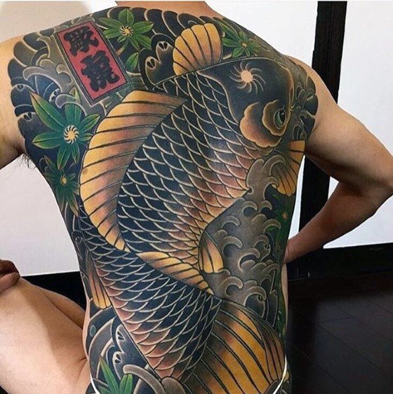 bonito tatuaje espalda para hombre 44