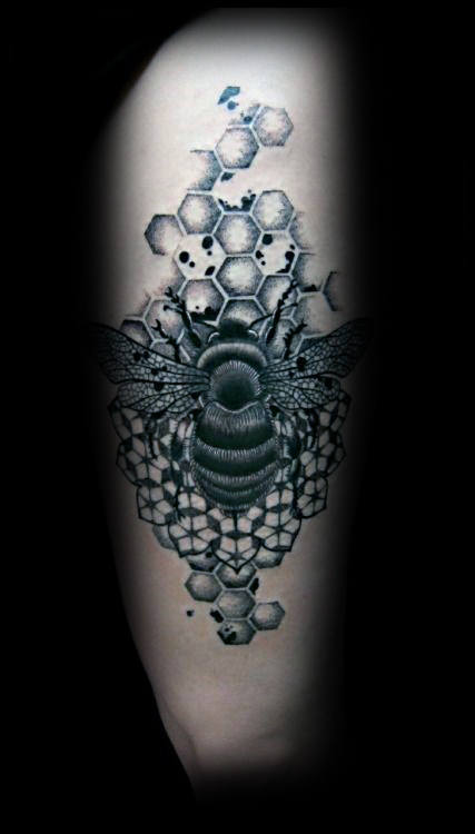 tatuaje abeja para hombre 05