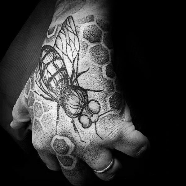 tatuaje abeja para hombre 06
