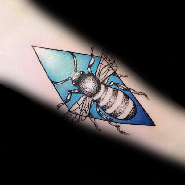 tatuaje abeja para hombre 08