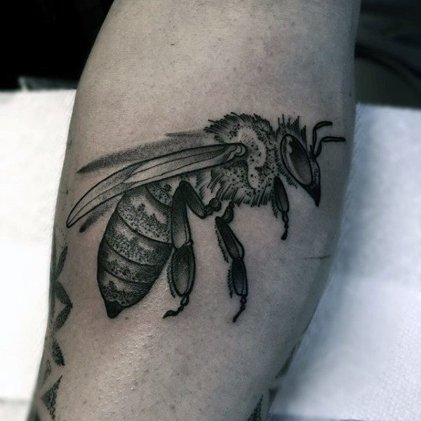 tatuaje abeja para hombre 09