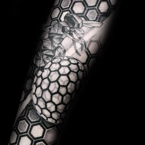 tatuaje abeja para hombre 12