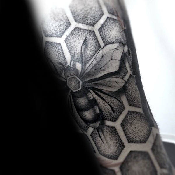 tatuaje abeja para hombre 17