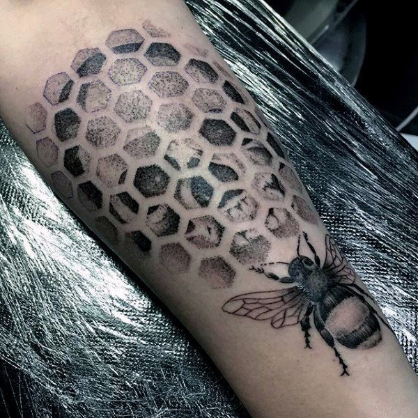tatuaje abeja para hombre 19