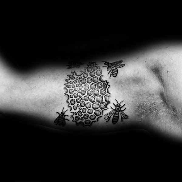 tatuaje abeja para hombre 21