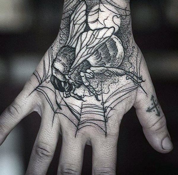 tatuaje abeja para hombre 26