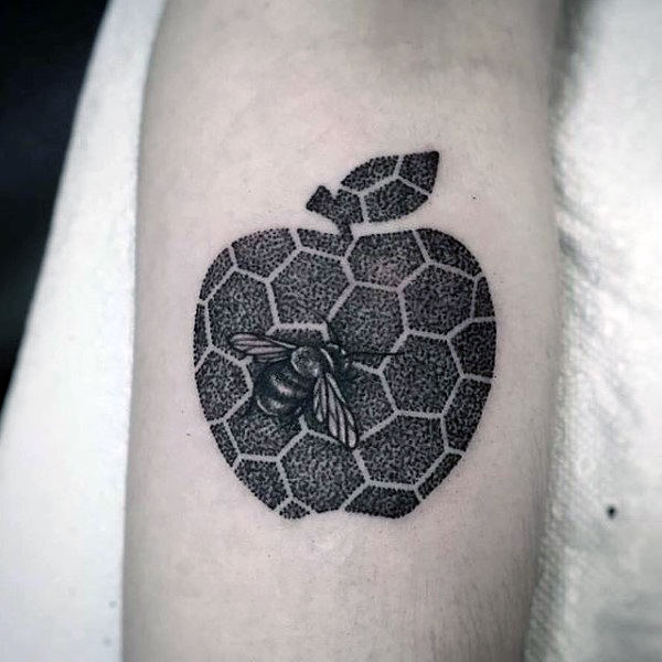 tatuaje abeja para hombre 35