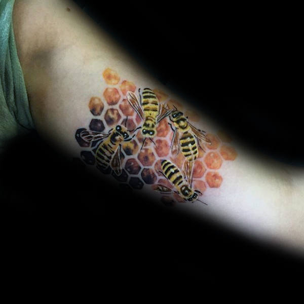 tatuaje abeja para hombre 38