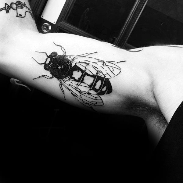 tatuaje abeja para hombre 43