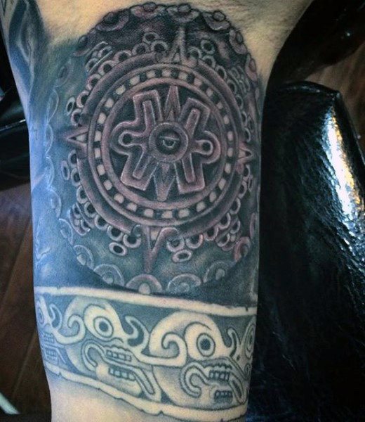 tatuaje azteca para hombre 39