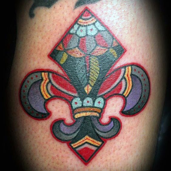tatuaje flor de lis para hombre 03