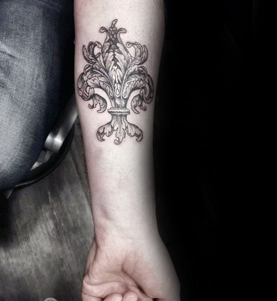 tatuaje flor de lis para hombre 07