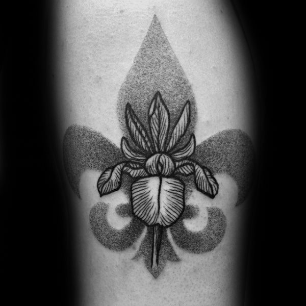 tatuaje flor de lis para hombre 10
