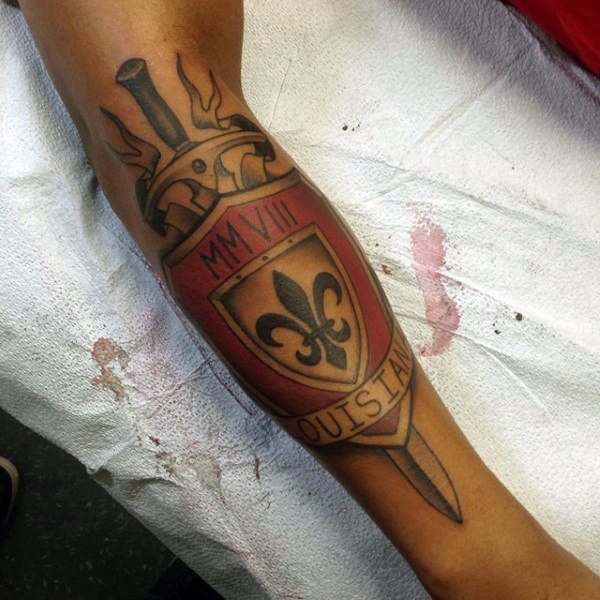 tatuaje flor de lis para hombre 12