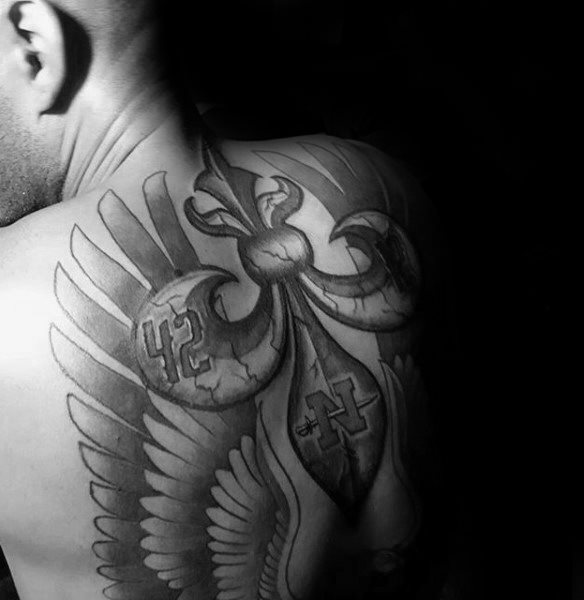 tatuaje flor de lis para hombre 15