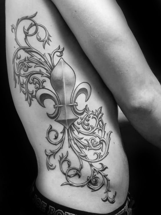 tatuaje flor de lis para hombre 16