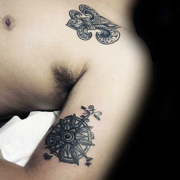 tatuaje flor de lis para hombre 17