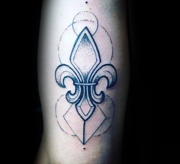 tatuaje flor de lis para hombre 18
