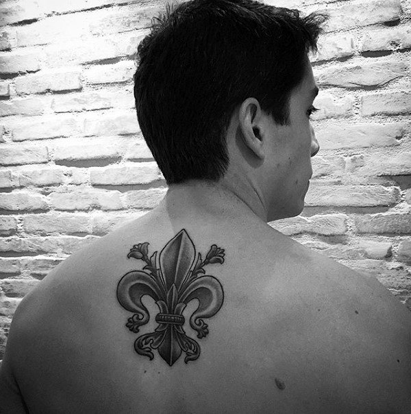 tatuaje flor de lis para hombre 20